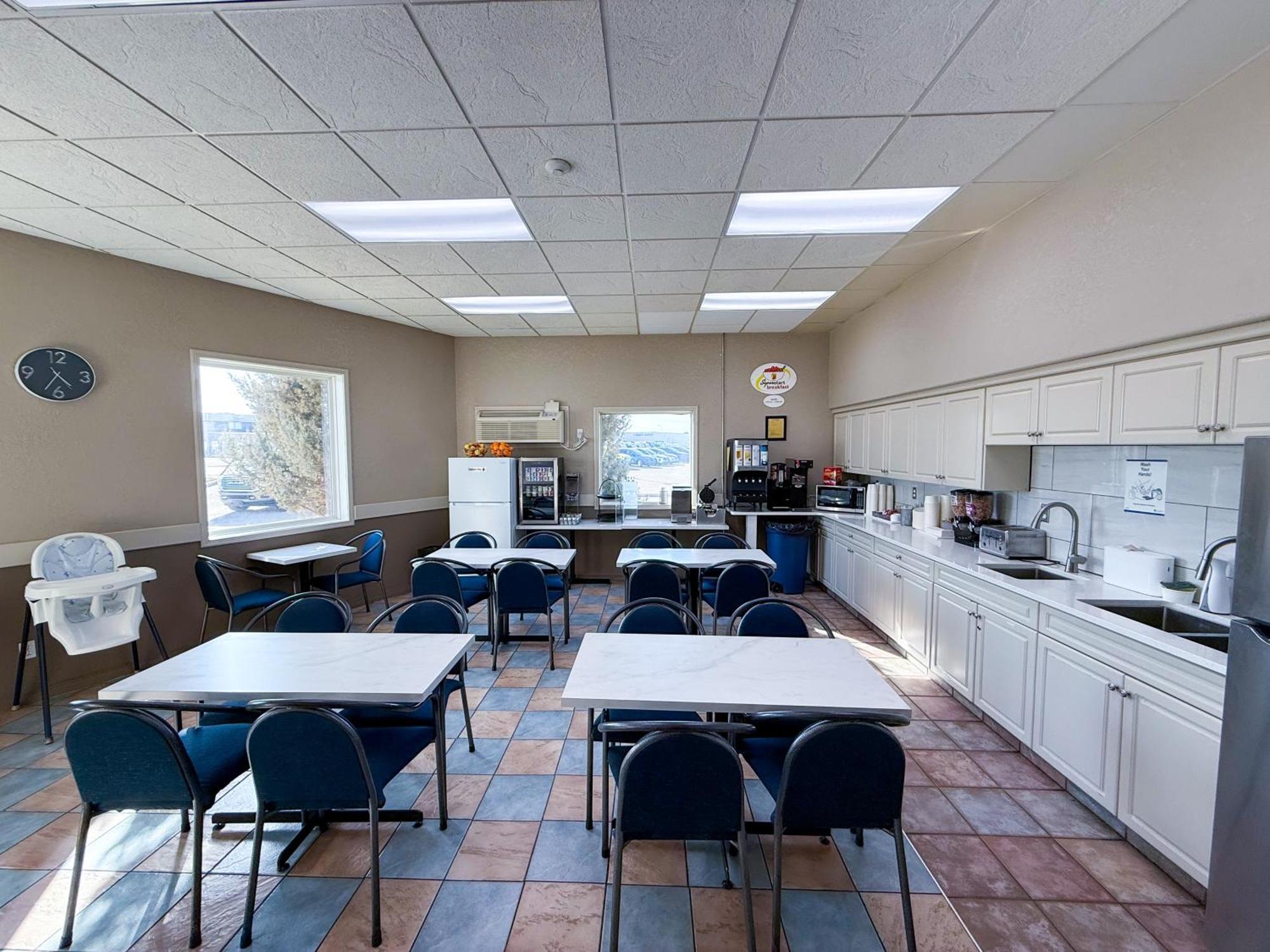 Motel Super 8 By Wyndham Medicine Ab 2*
