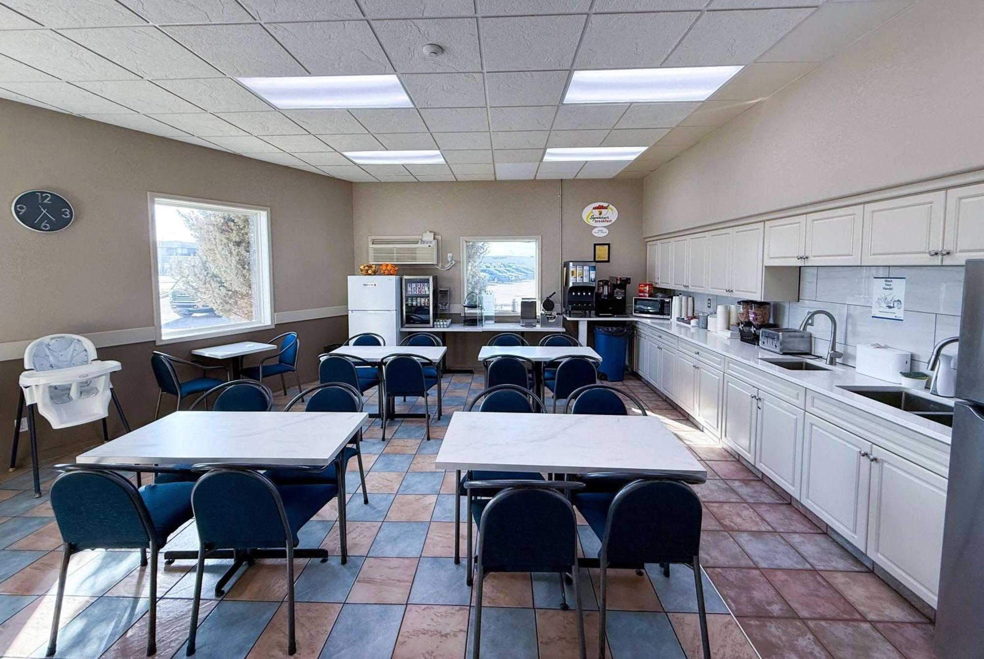 Super 8 By Wyndham Medicine Ab Motel 2*