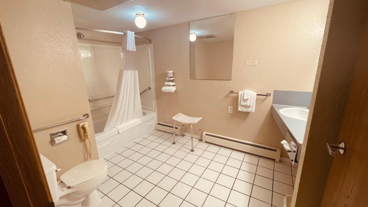 Super 8 By Wyndham Medicine Ab Motel