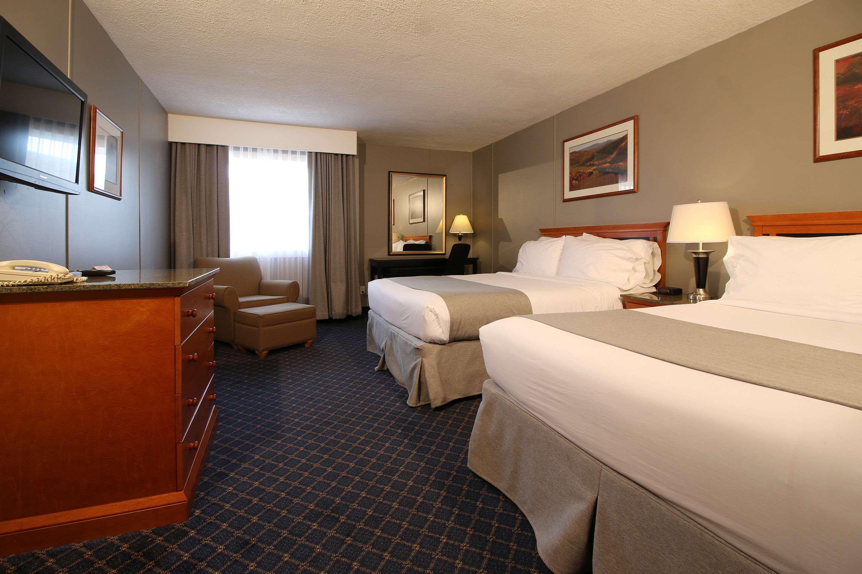 Clarion Pointe Hotel