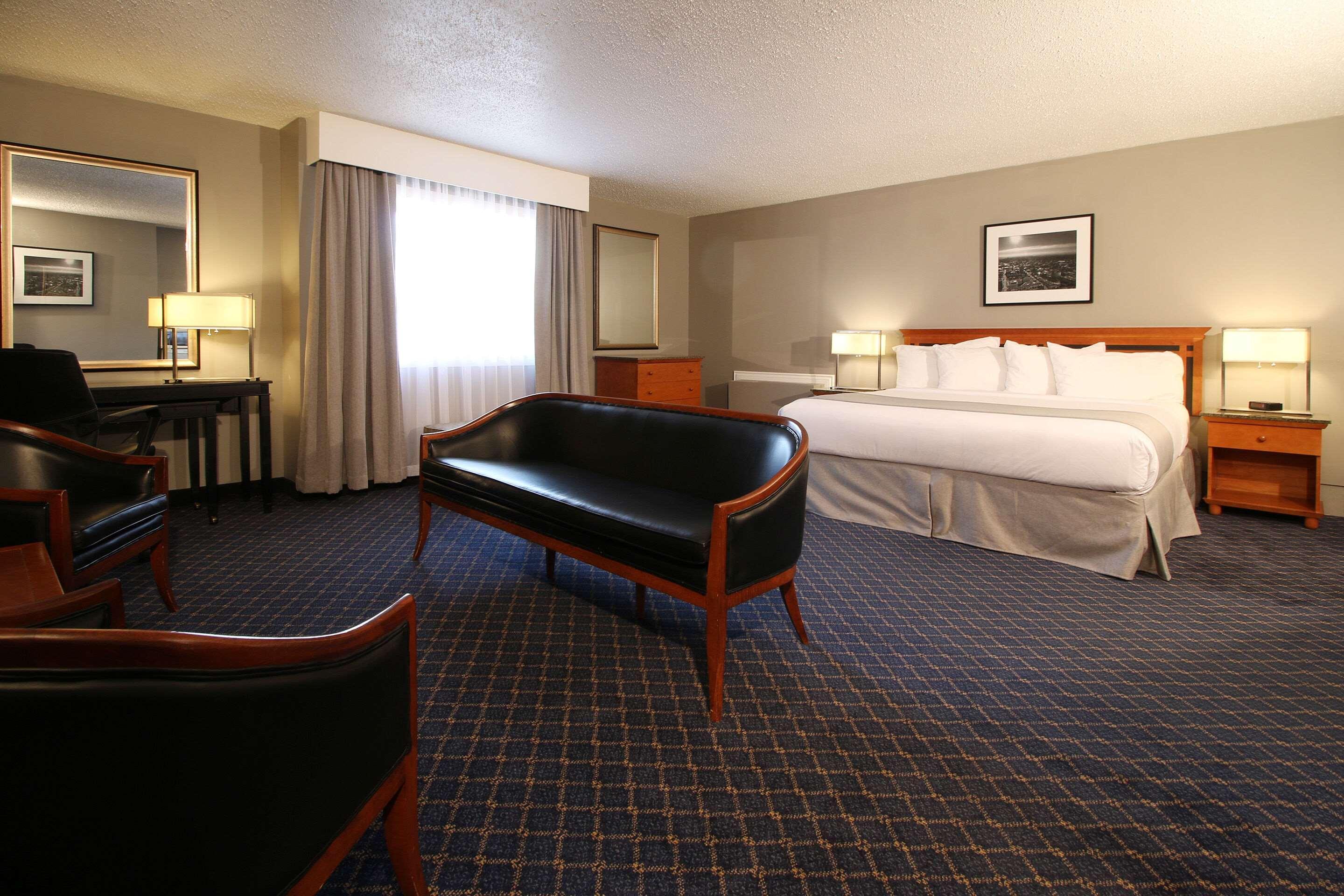 Clarion Pointe Hotel