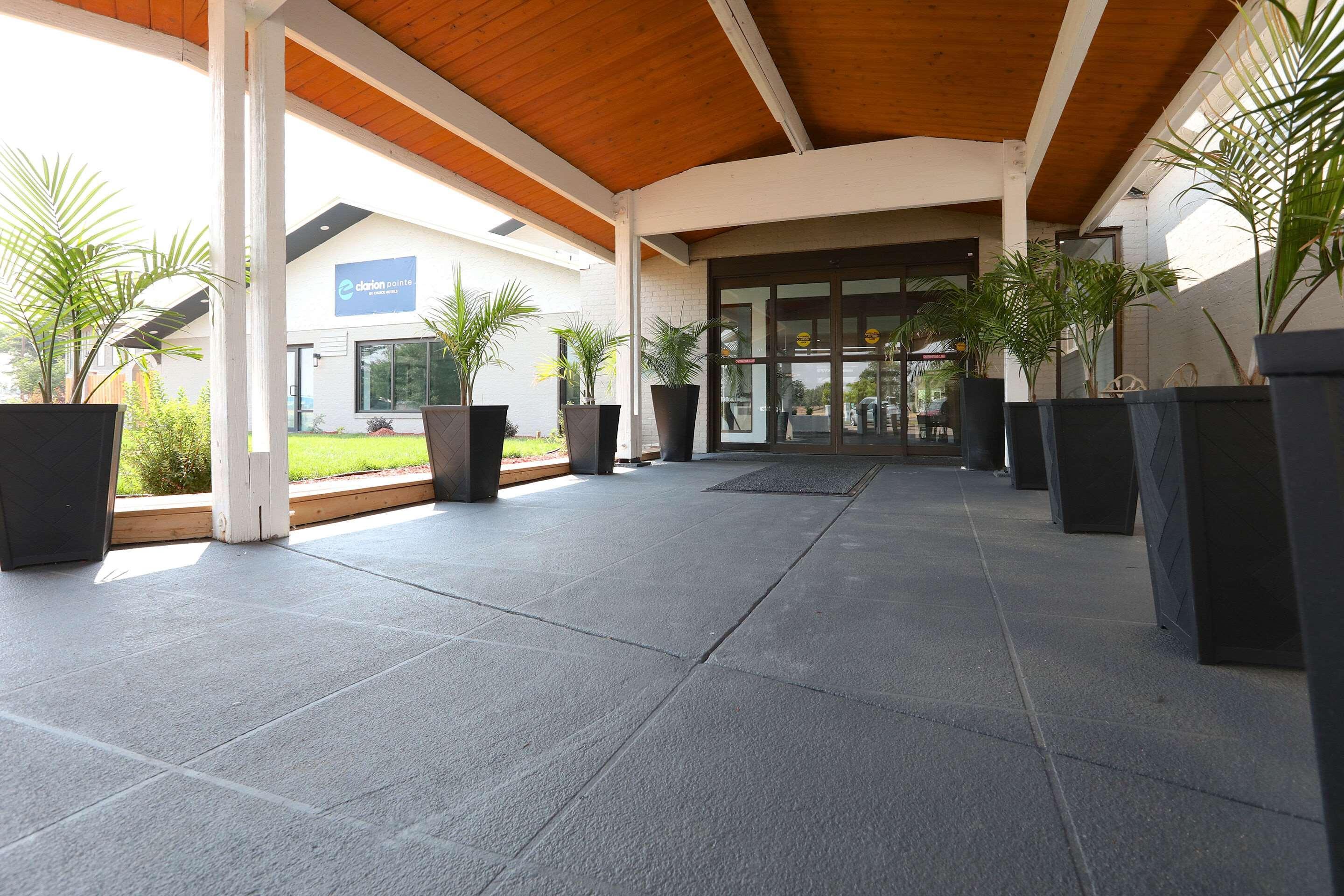 Hotel Clarion Pointe 3*