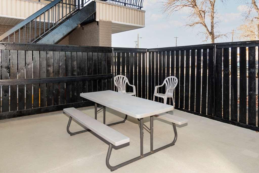 Hotel Econo & Medicine Hat