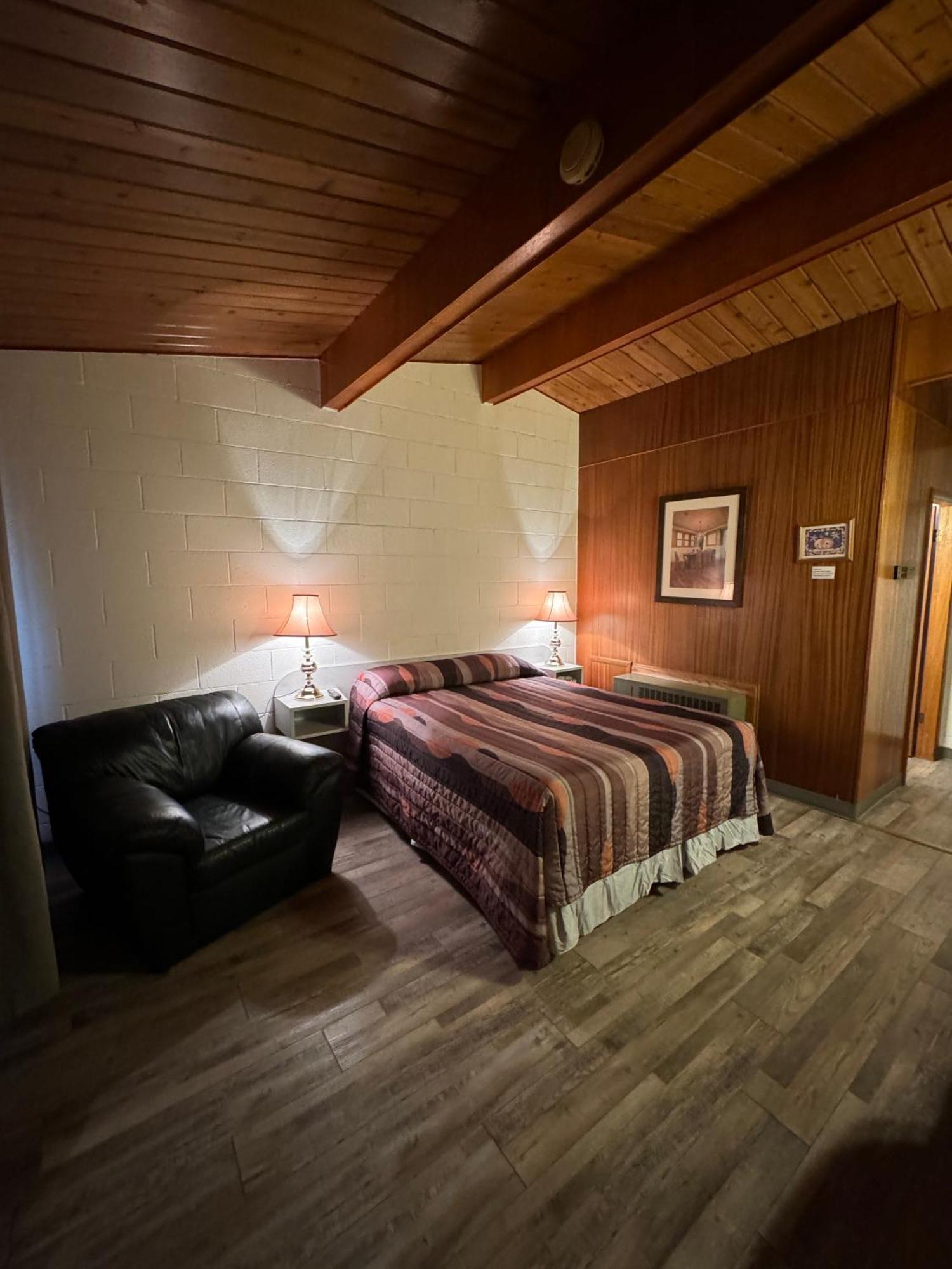 Motel Ace Crown Medicine Hat
