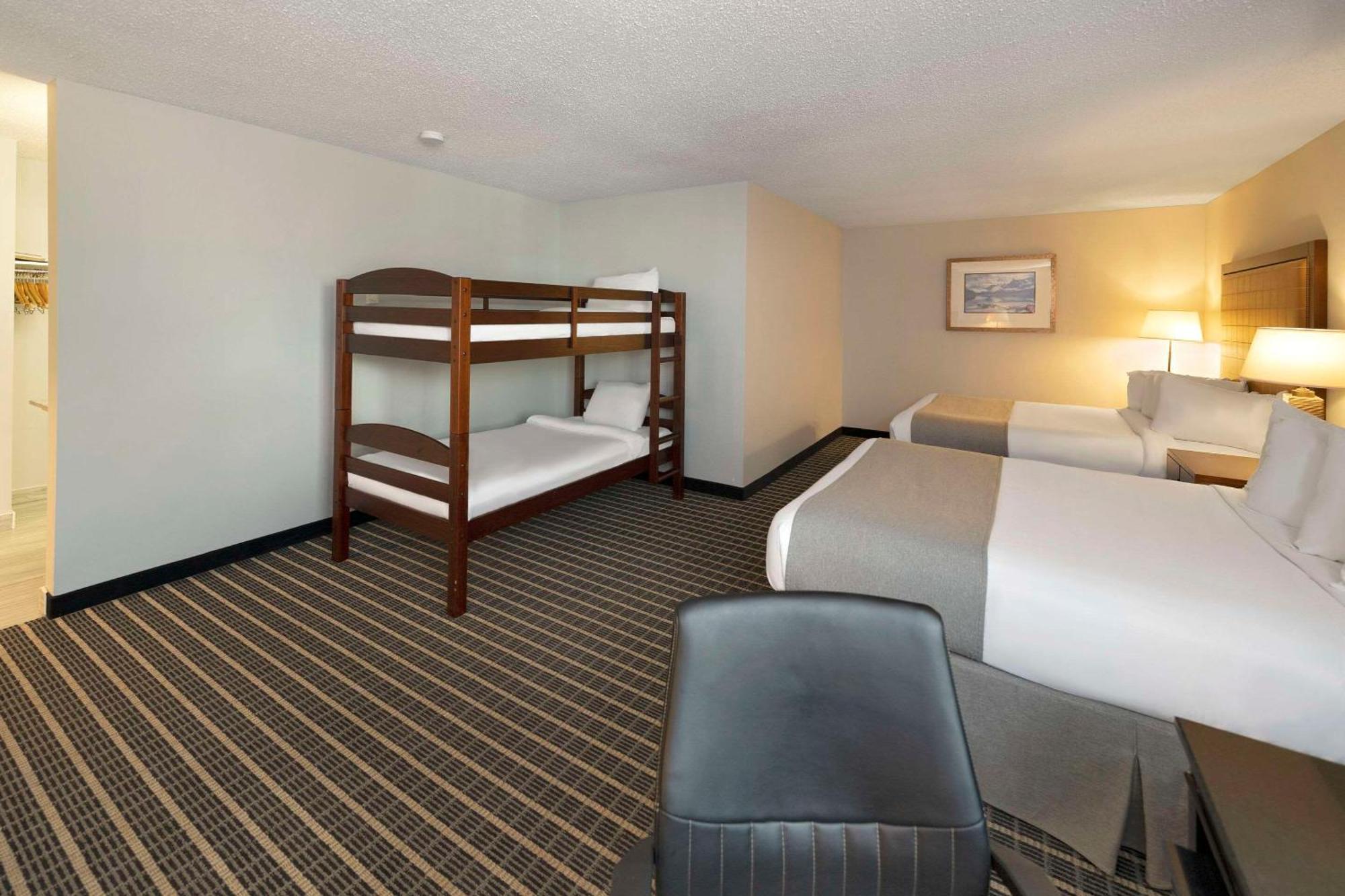 Clarion Pointe Hotel