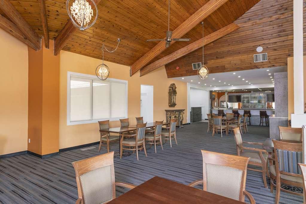 Hotel Clarion Pointe 3*
