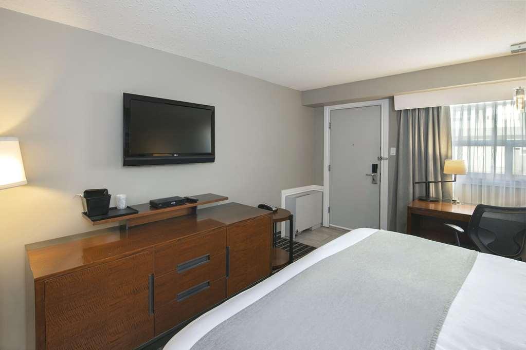 Clarion Pointe Hotel
