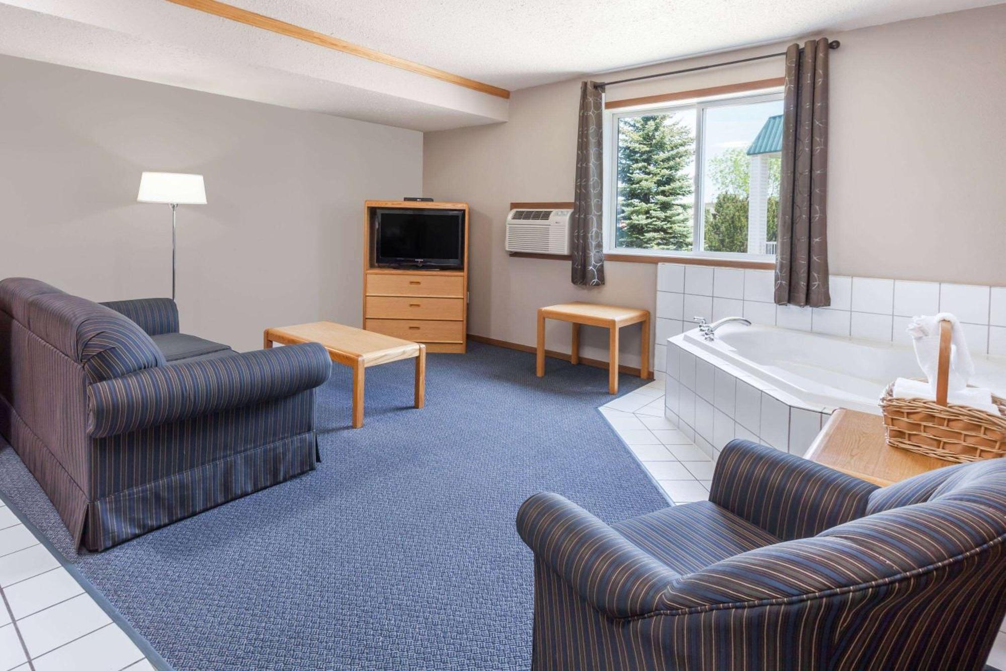 Super 8 By Wyndham Medicine Ab 2*