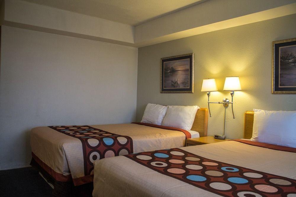 Super 8 By Wyndham Medicine Ab Motel
