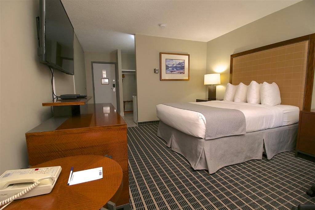 Clarion Pointe Hotel