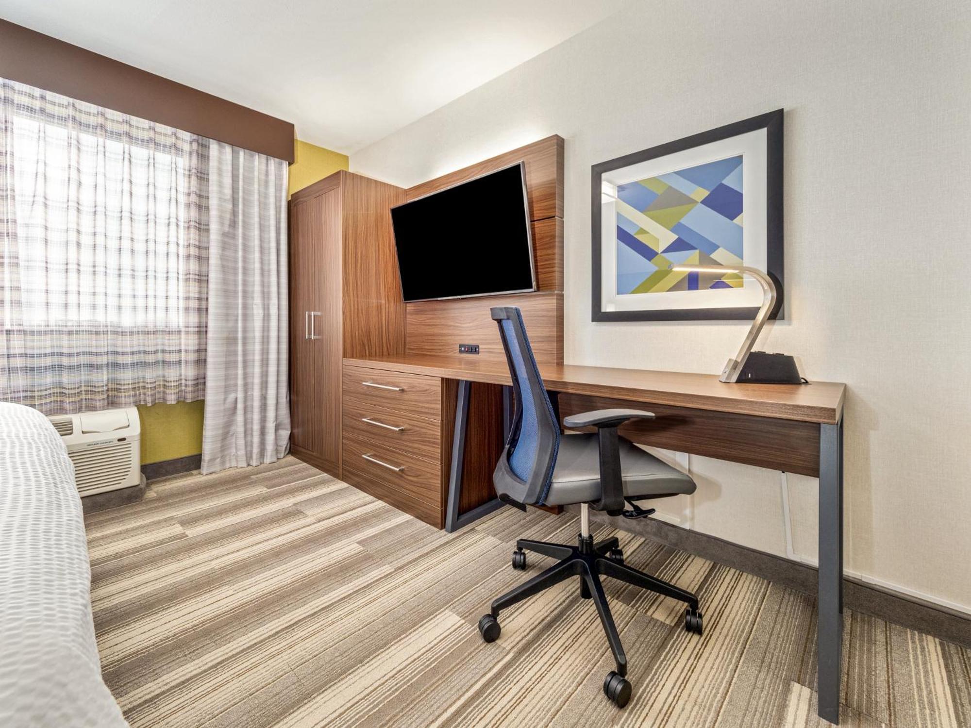 Hotel Holiday Express & By Ihg 4*