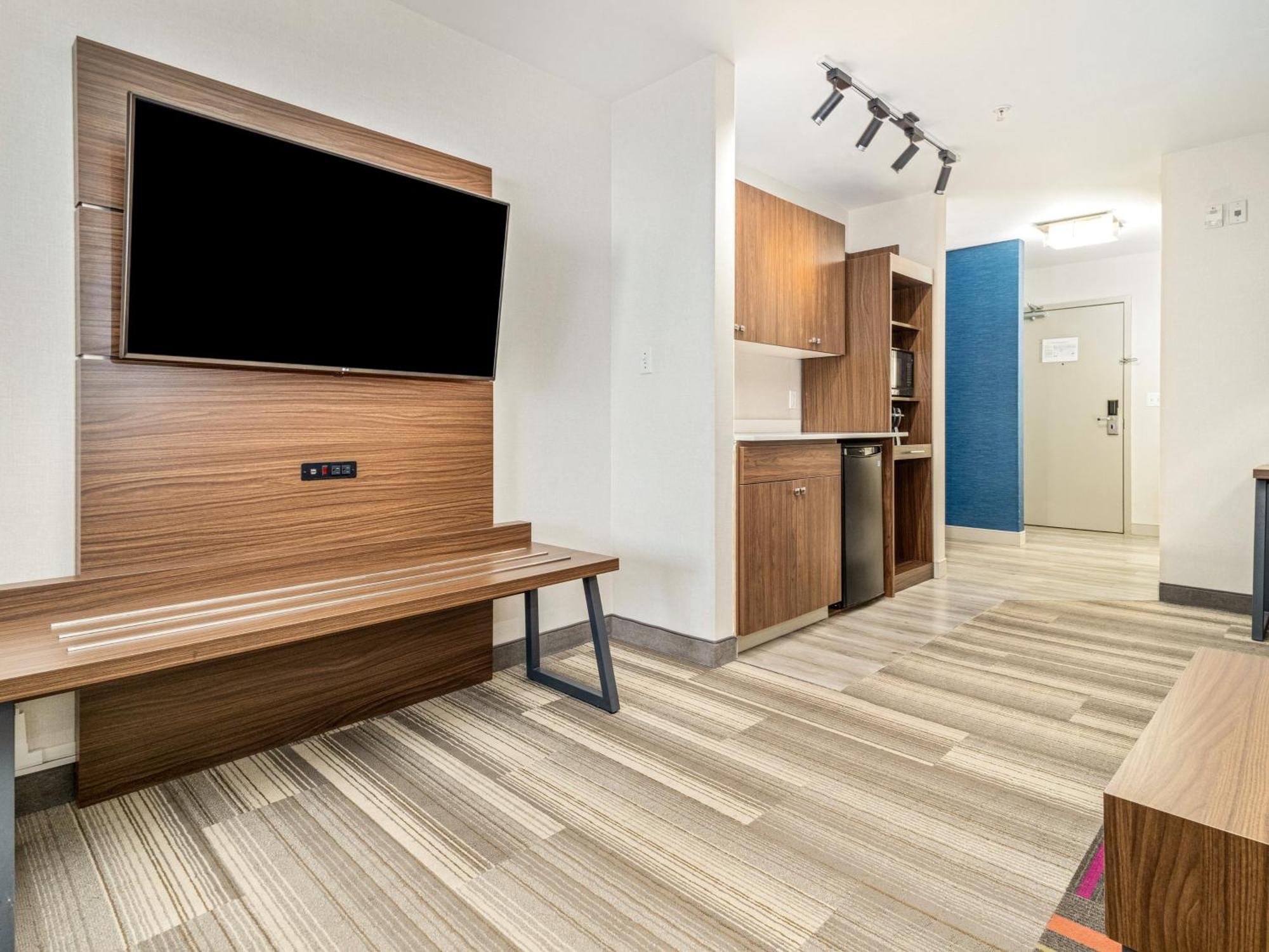 Hotel Holiday Express & By Ihg 4*