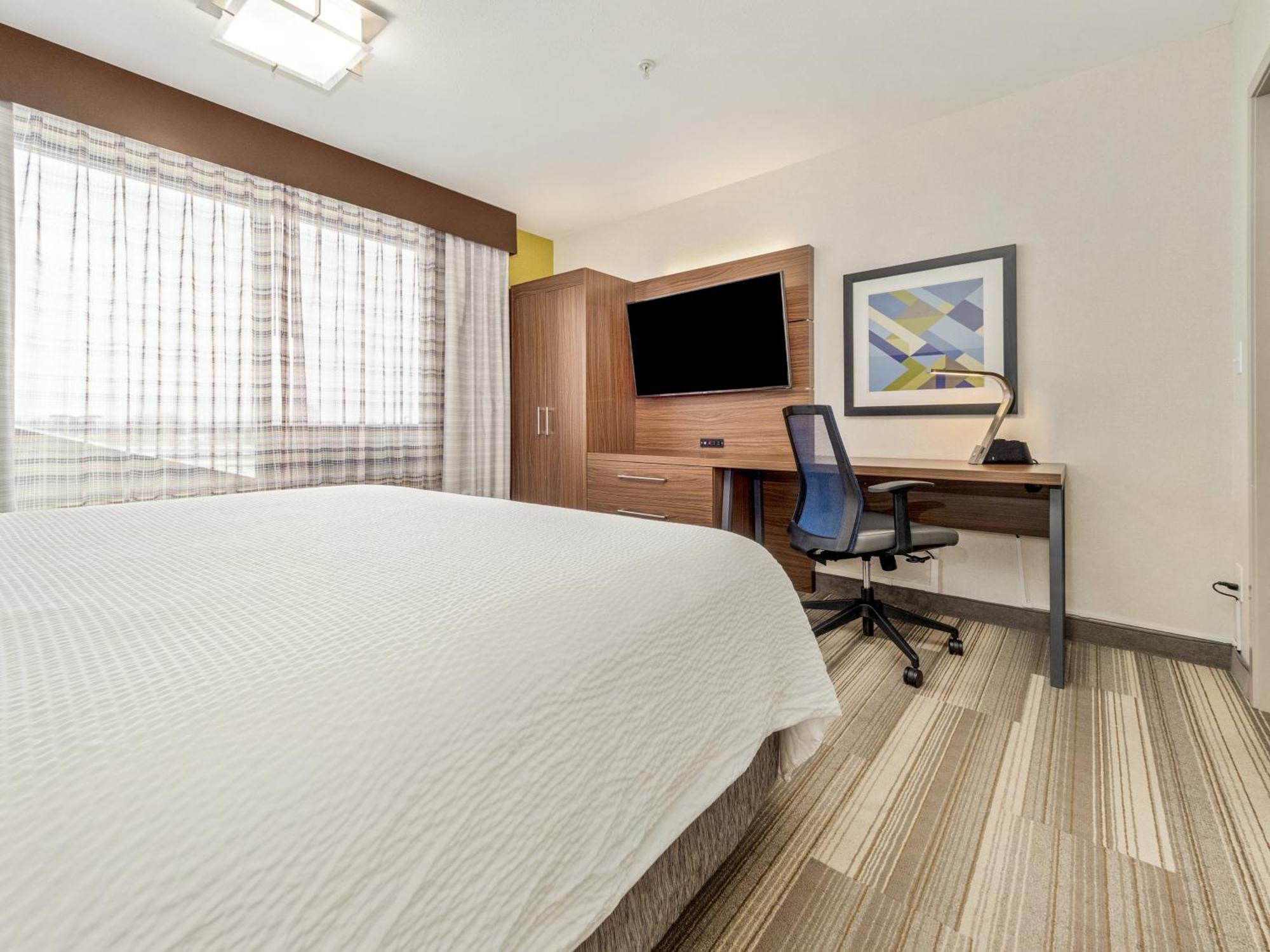 Hotel Holiday Express & By Ihg 4*