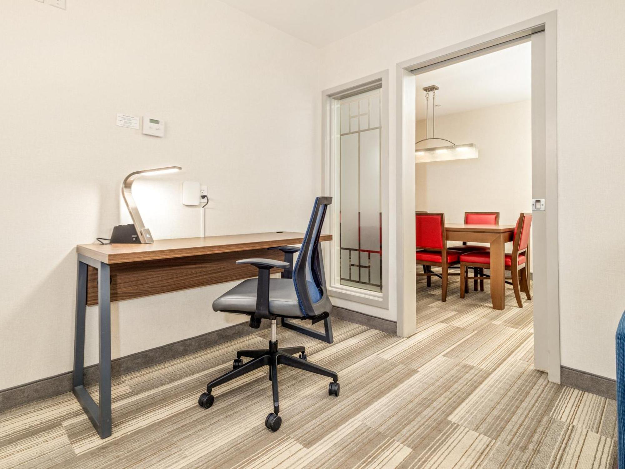 Holiday Express & By Ihg 4*