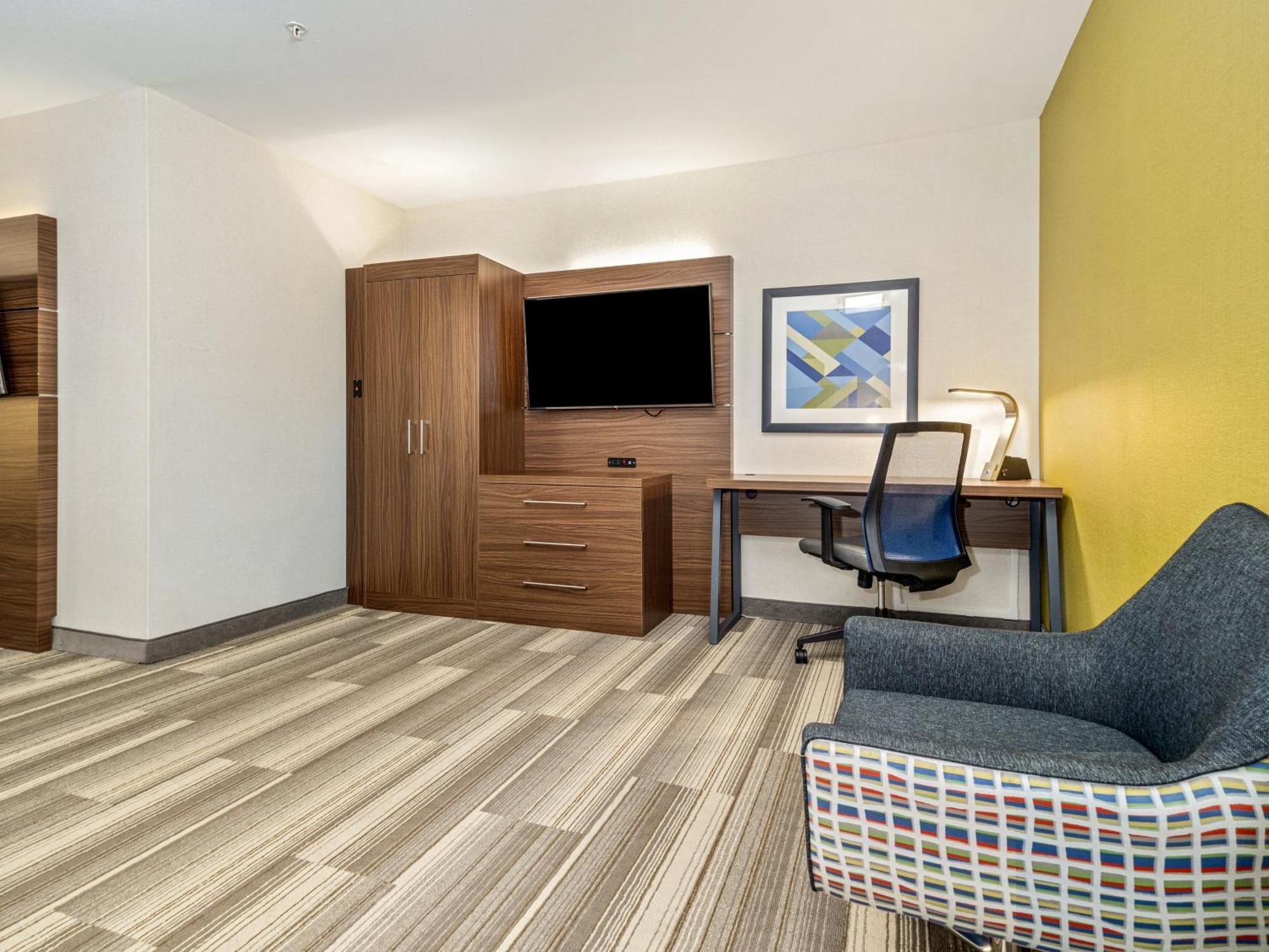 Holiday Express & By Ihg Medicine Hat