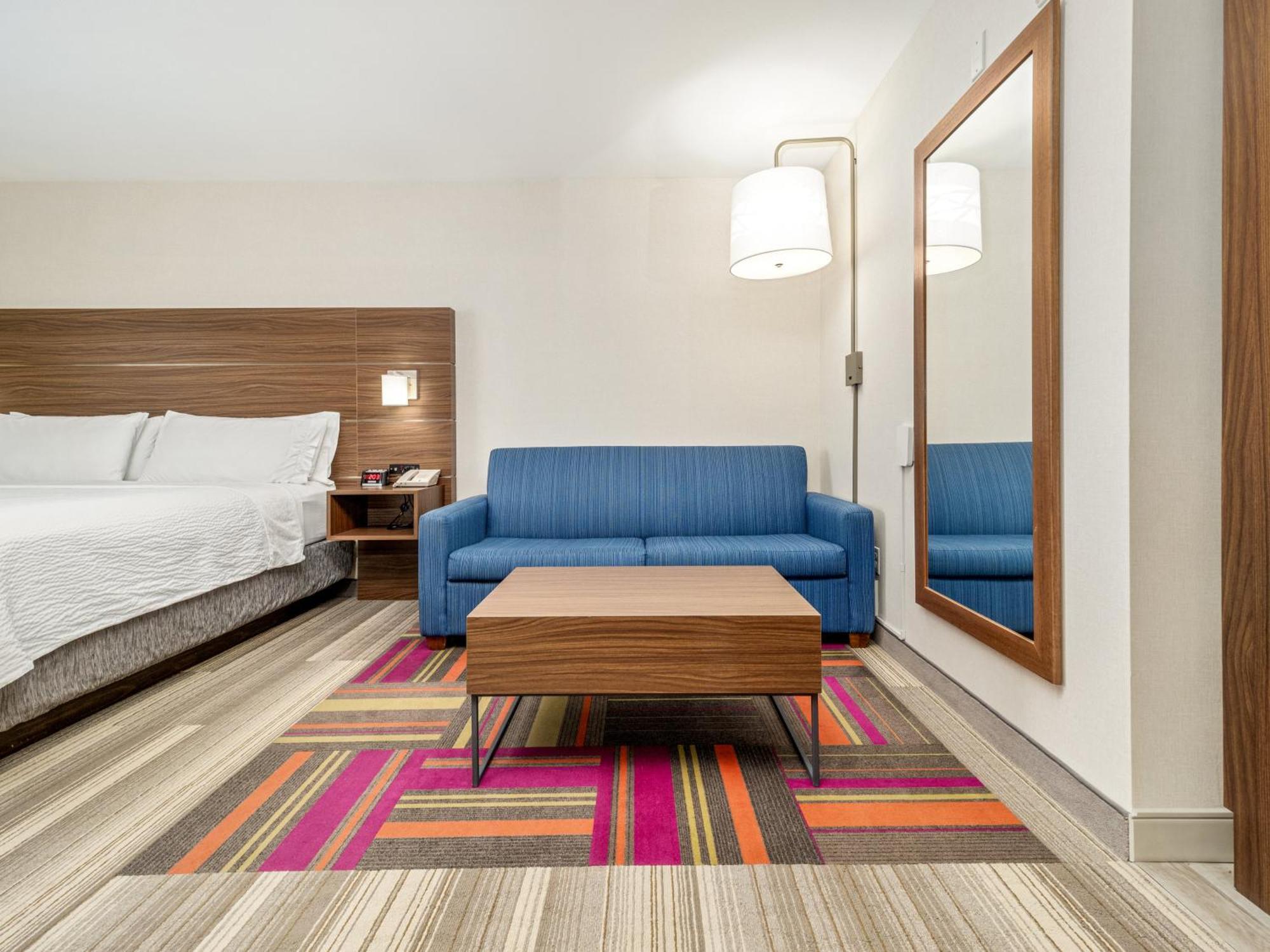 Hotel Holiday Express & By Ihg