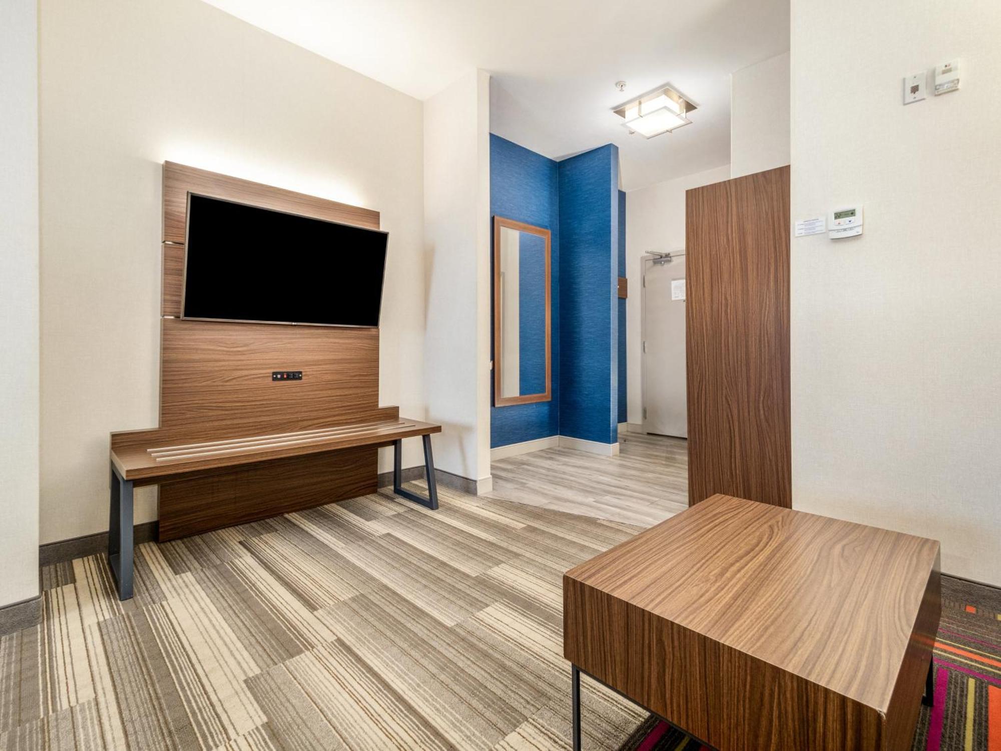 Hotel Holiday Express & By Ihg