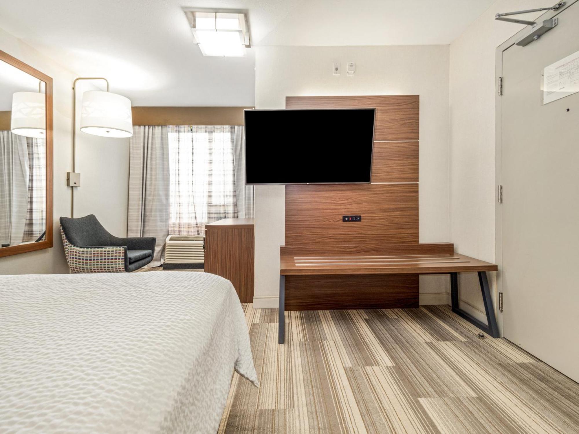 Hotel Holiday Express & By Ihg 4*