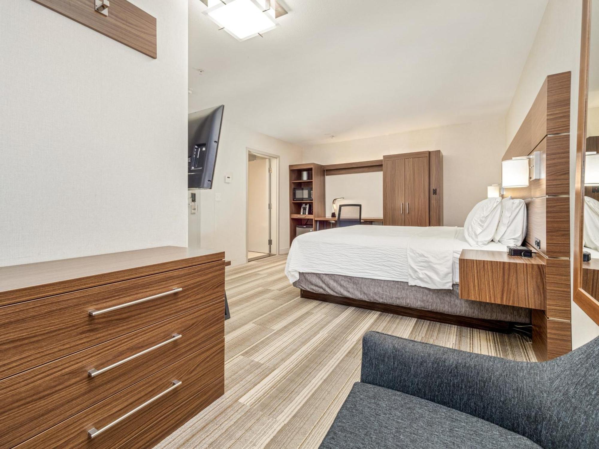 Holiday Express & By Ihg 4*
