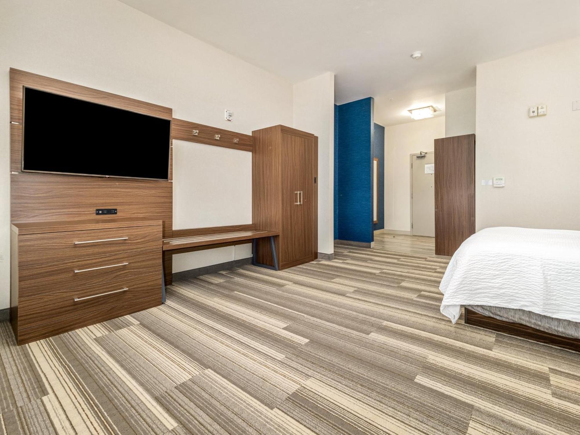 Holiday Express & By Ihg Hotel