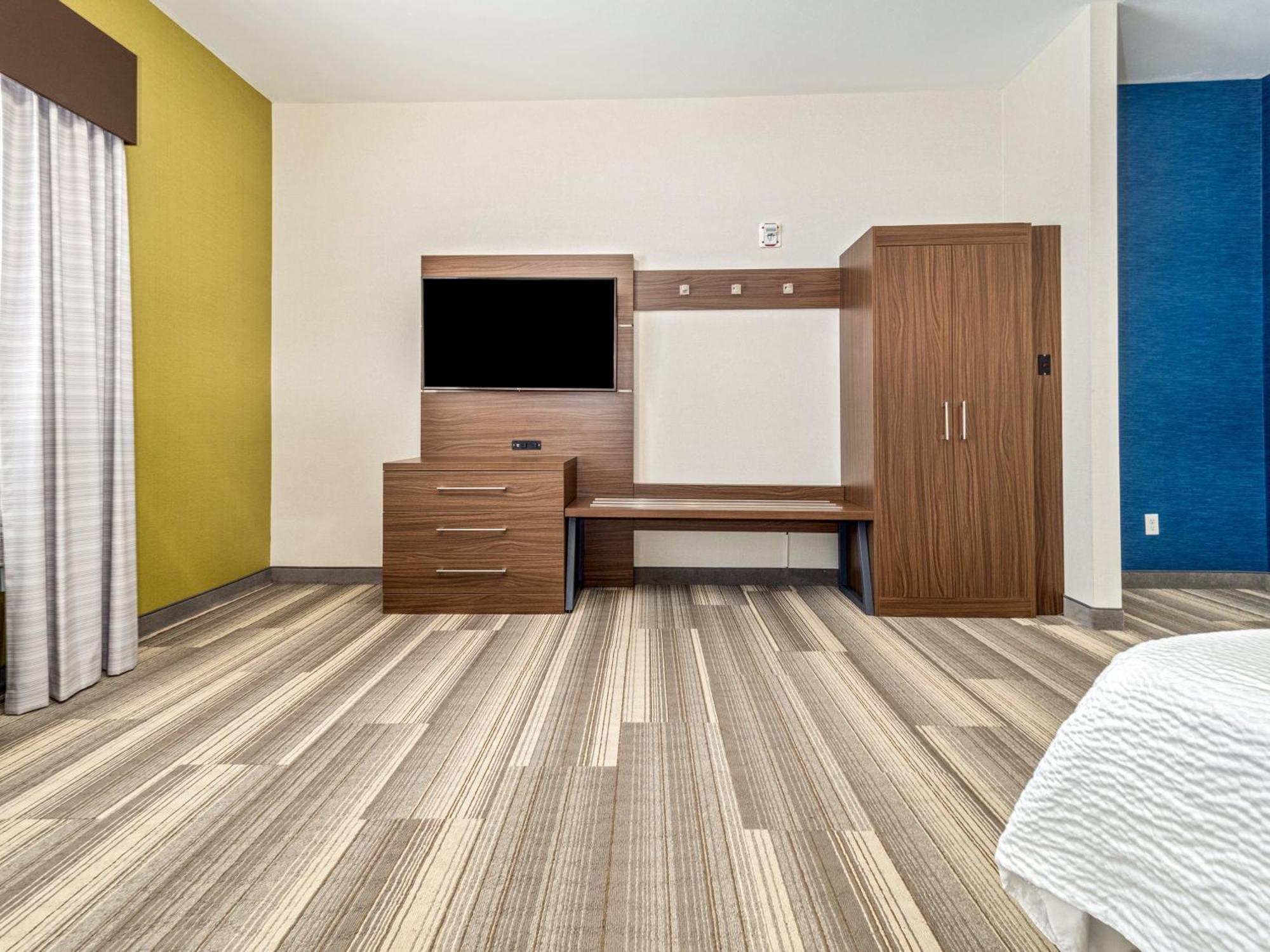 Hotel Holiday Express & By Ihg