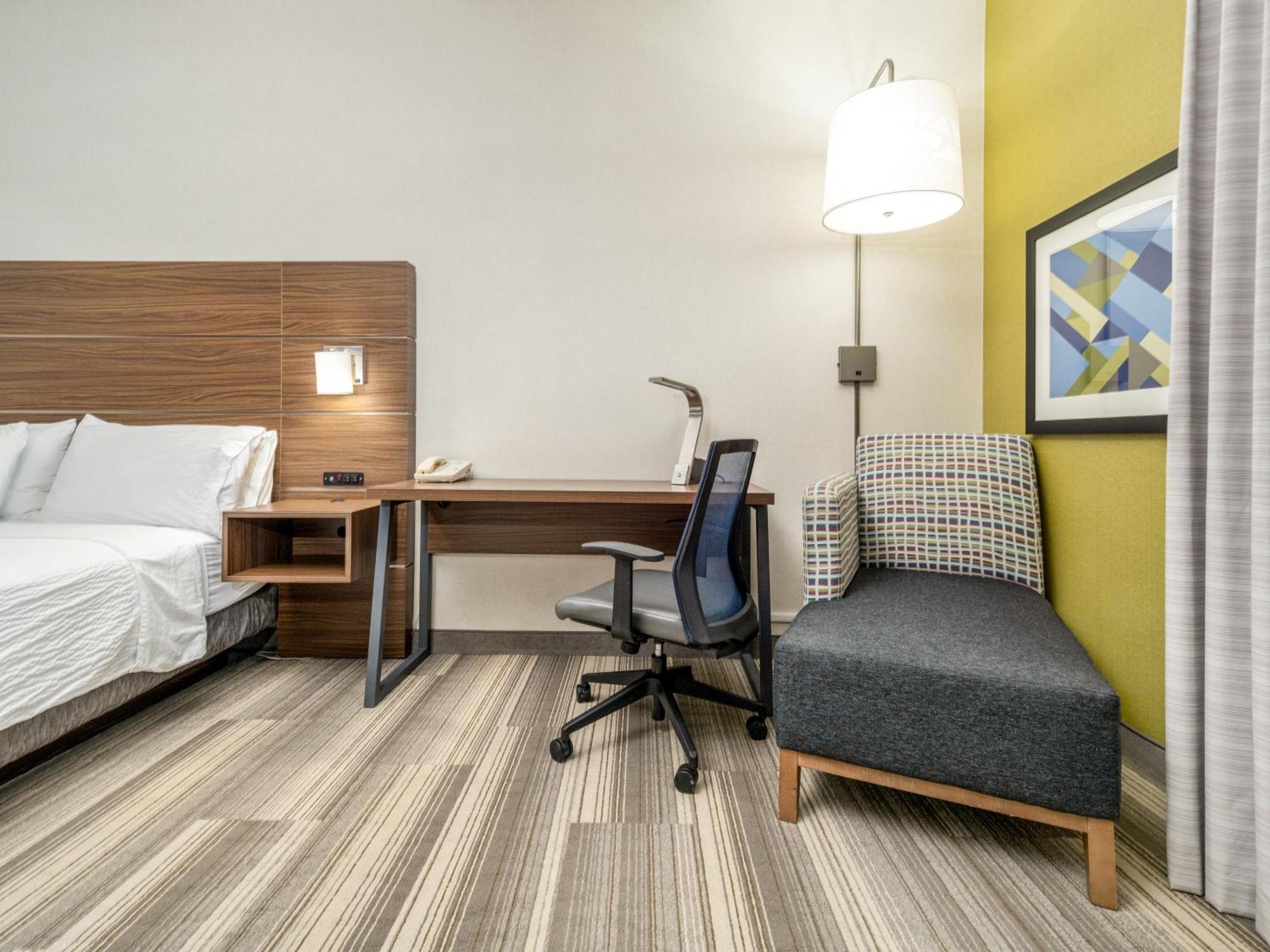 Hotel Holiday Express & By Ihg 4*