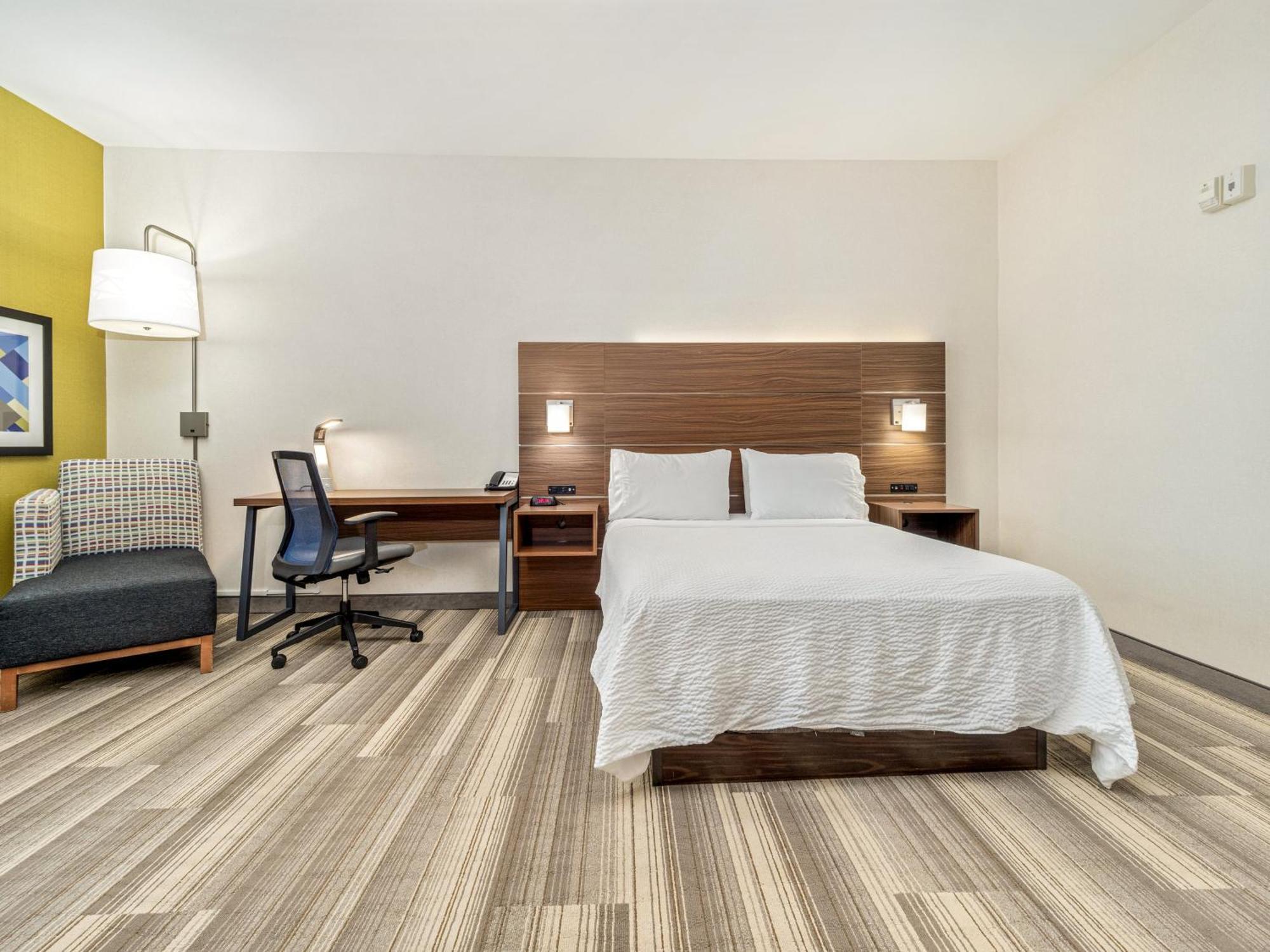 Holiday Express & By Ihg Medicine Hat