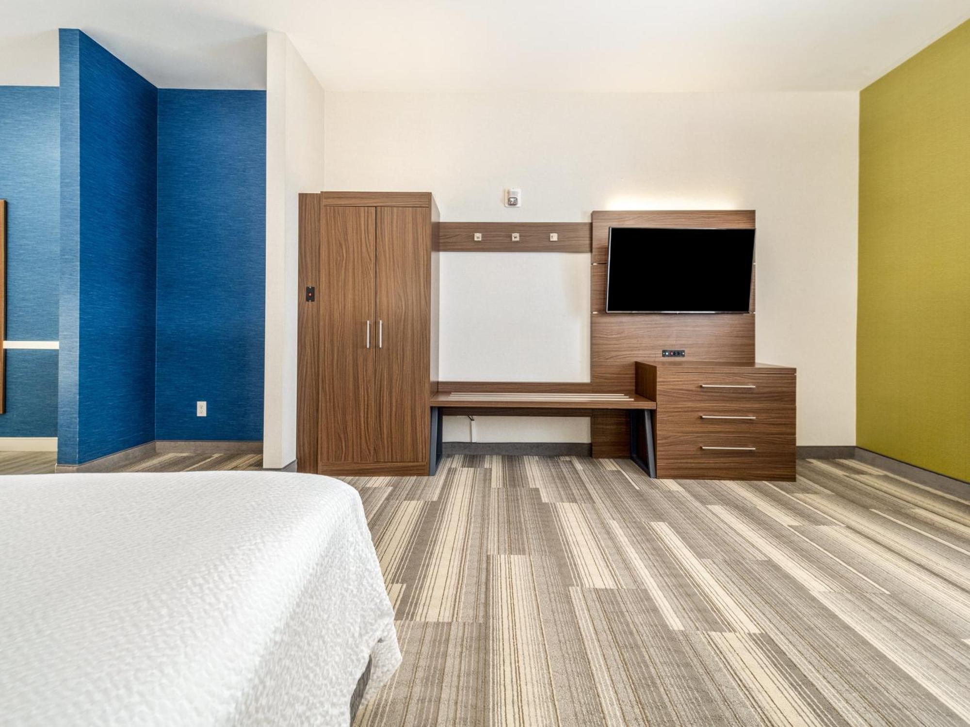 Holiday Express & By Ihg