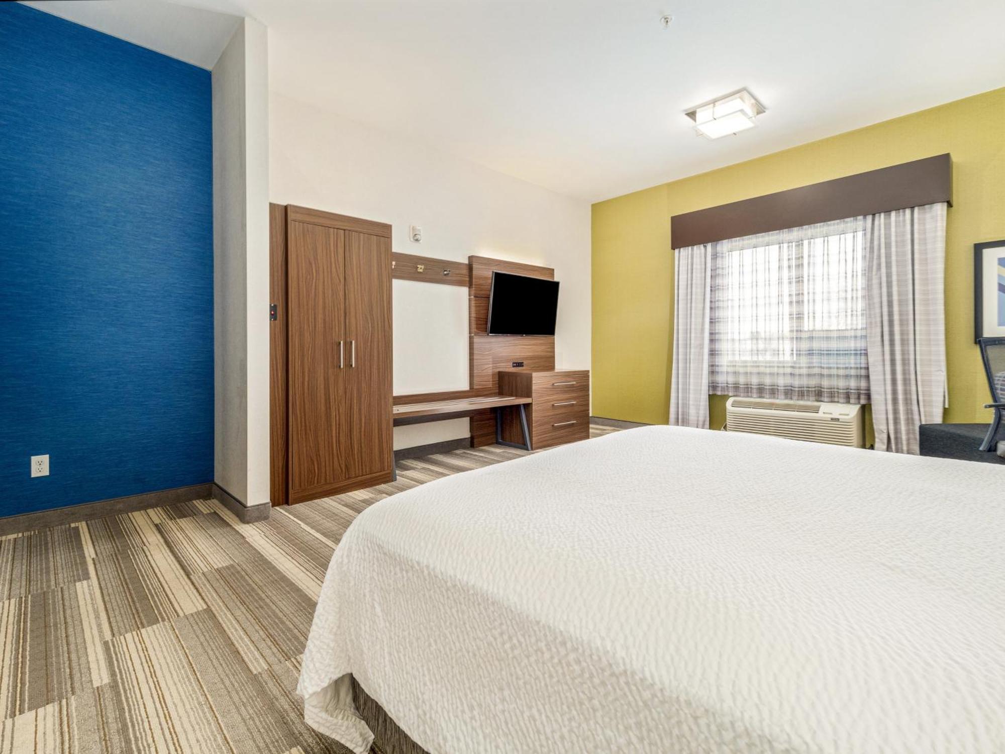 Holiday Express & By Ihg 4*